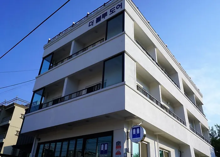 Blue Door Hostel Guesthouse